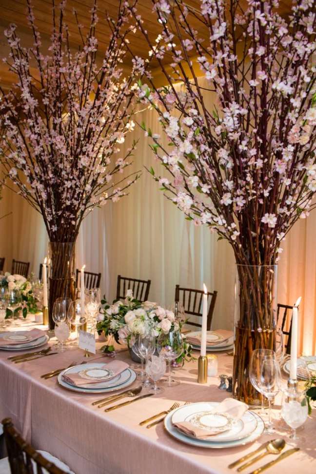20. Mesa de jantar decorada com flor de cerejeira – Foto Style Me Pretty