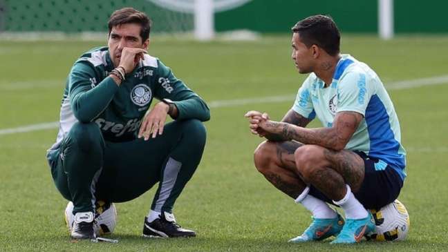 Abel Ferreira e Dudu conversaram durante o treino do Palmeiras nesta quinta-feira (Foto: Cesar Greco/Palmeiras)
