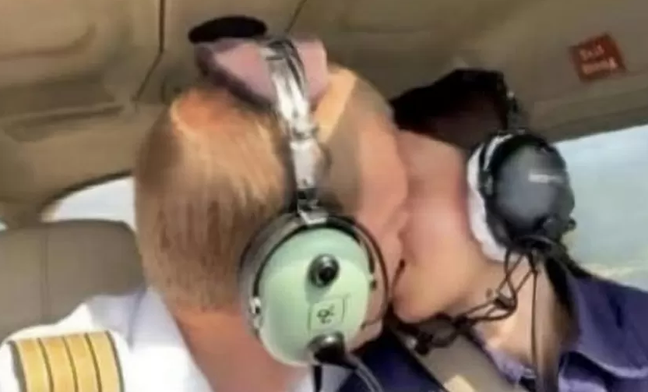 Piloto é demitido após gravar relação sexual com aluna em pleno voo