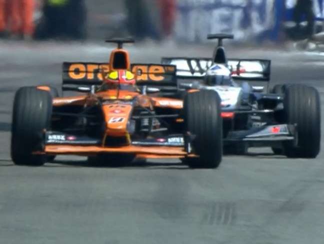 A cena que marcou o GP de Monaco de 2001: Coulthard atrás de Bernoldi