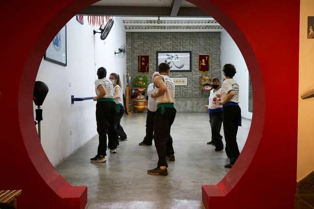 Misturando aulas de autodefesa com acolhimento para mulheres e pessoas LGBTI+, projeto treina alunos com base nas artes marciais e na filosofia de se preparar física e emocionalmente contra ataques de ódio