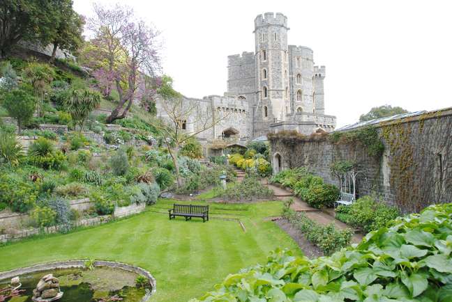 A atual residência da Rainha Elizabeth II é o Castelo de Windsor.