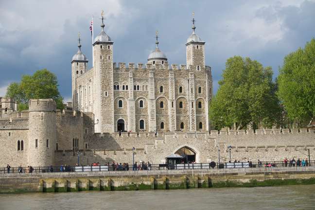 Na Torre de Londres estão guardados a coroa e o cetro de Elizabeth II.