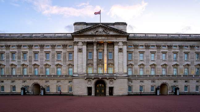 Palácio de Buckingham, a residência oficial e cenário da troca da guarda.