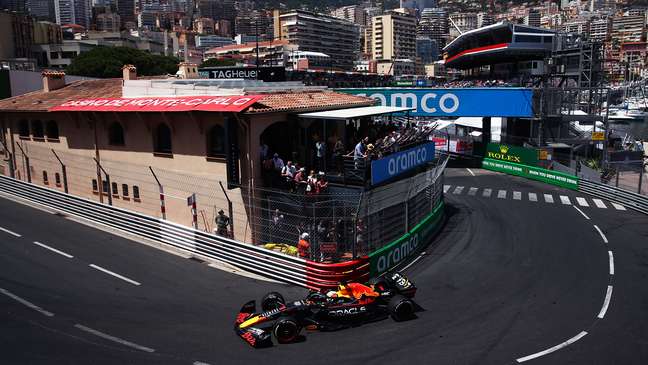 Max Verstappen contorna a Rascasse, em Mônaco