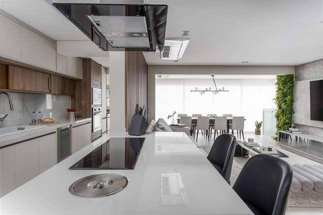 A bancada de porcelanato foi a escolhida para esta cozinha, projeto da VilaVille Arquitetura.