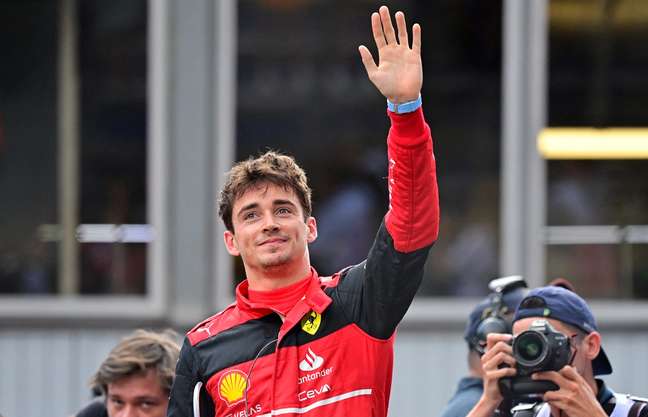 Charles Leclerc celebra a pole do GP de Mônaco 