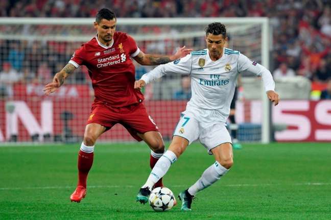 Lovren marcando Cristiano Ronaldo: ambos deixaram Liverpool e Real Madrid desde 2018 (Foto: LLUIS GENE / AFP)