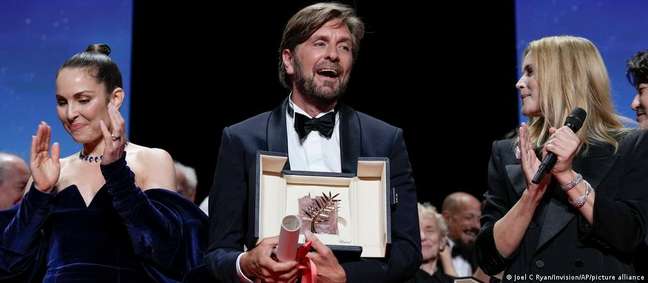 Ruben Östlund recebe a Palma de Ouro em Cannes
