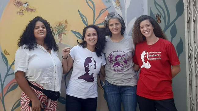 Julia Soares (esq.), que faz parte da coordenação do coletivo, com outras ativistas