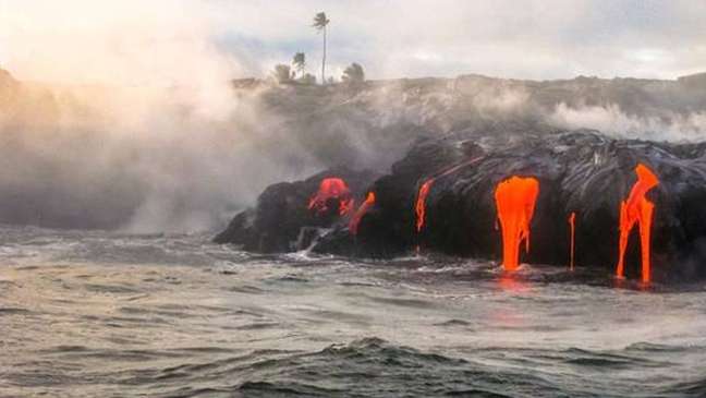 Os vulcões do Havaí são incomuns porque estão no meio de uma placa tectônica