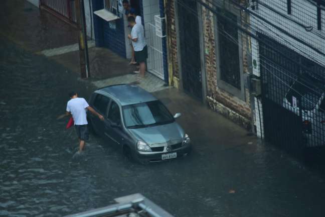Fortes chuvas estão castigando a região da Grande Recife