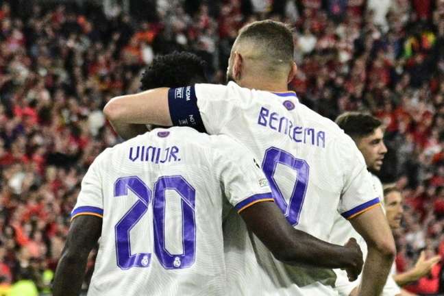 Vinícius Júnior e Benzema fizeram grande parceria pelo Real Madrid nessa temporada (Foto: JAVIER SORIANO / AFP)