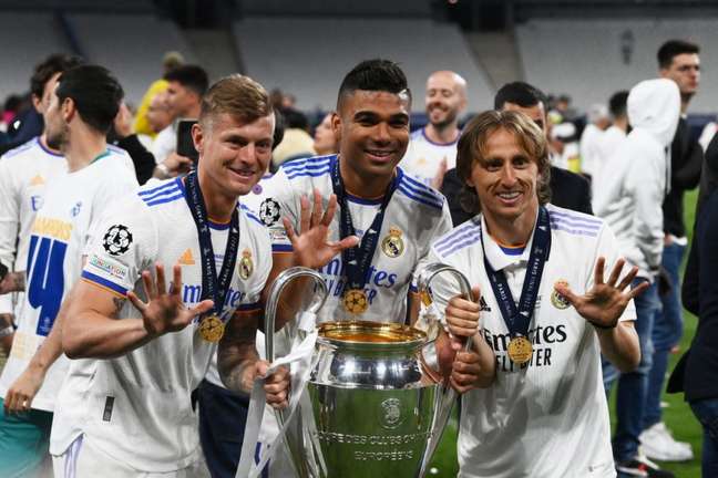 Casemiro, Kroos e Modric dominam o meio-campo do Real Madrid há quase uma década (Foto: FRANCK FIFE / AFP)