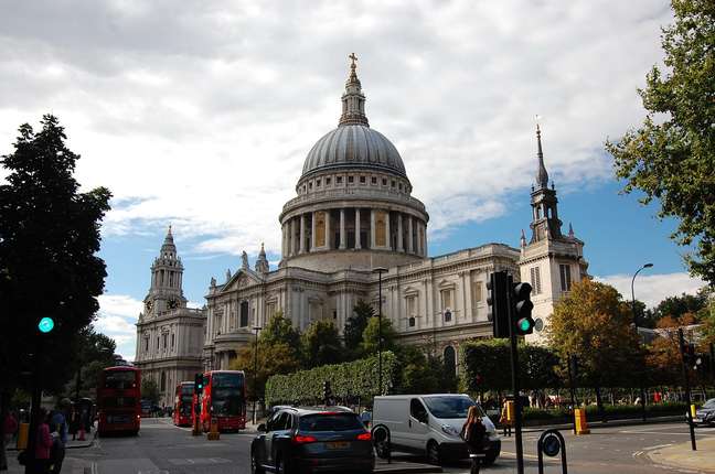 A catedral no centro de Londres possui a maior cúpula do mundo, perdendo apenas para a da Basílica de São Pedro, no Vaticano. 