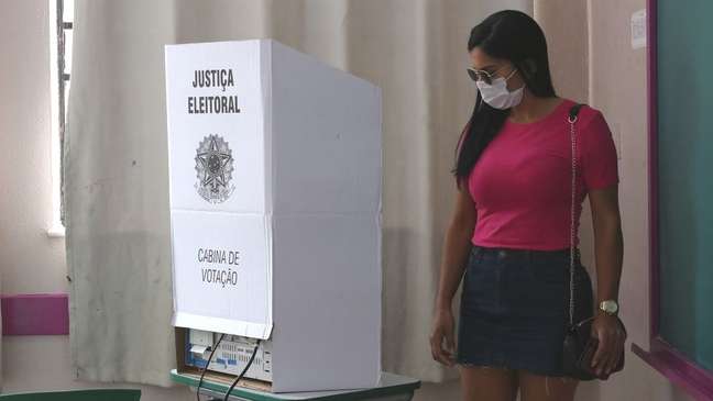 Mulheres s&atilde;o, pela primeira vez, maioria entre eleitores de todas as faixas-et&aacute;rias