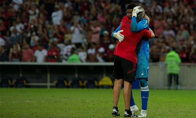 Abraçado no Flamengo, Hugo Souza retribui confiança e manda recado à torcida; confira