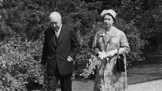 A rainha Elizabeth 2ª em visita a Niels Bohr em 1957