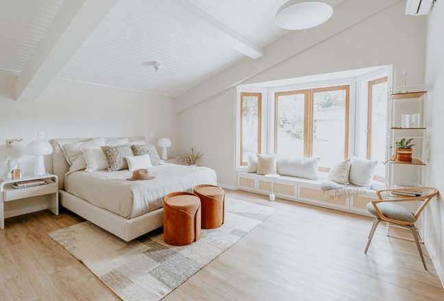 Nesse dormitório o estilo predominante é o Hygge. De origem Dinamarquesa ele tem como pilar a iluminação natural abundante, as cores neutras e o mix de texturas, aliadas ao aconchego.