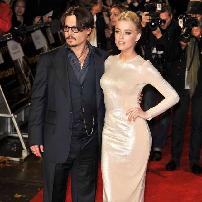 Amber Heard diz que julgamento com Johnny Depp é "doloroso e difícil"