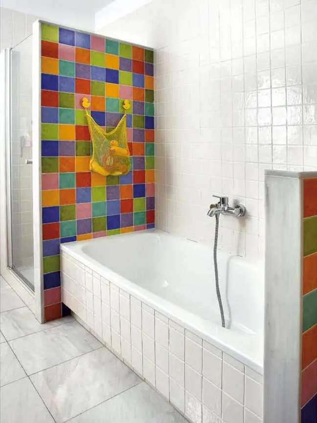 Bela kopalnica s super drznimi in sijočimi ploščicami okoli kadi, da poudari ta prostor in ga naredi izjemnega