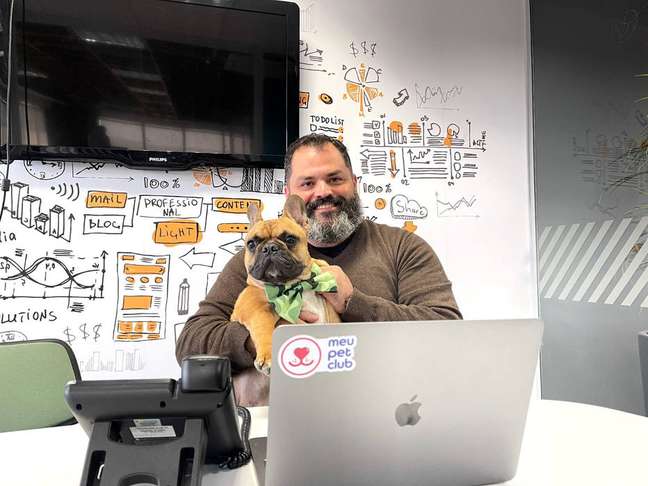 Otto Marques, presidente da Meu Pet Club, divide as atenções entre a startup e o seu cachorro Boris