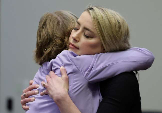 Lawyer hugs Amber Heard after jury decision 