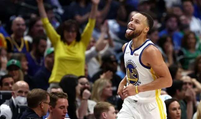 Atuação mágica de Stephen Curry não impediu a derrota dos Warriors no primeiro jogo das finais da NBA - Foto: Tom Pennington / AFP