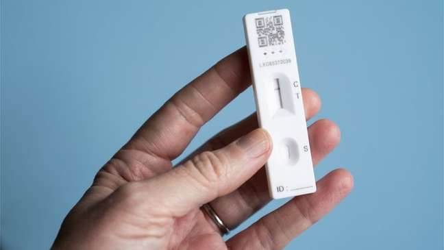 Testes rápidos de antígeno foram aprovados em 2022 pela Anvisa e hoje estão disponíveis em farmácias