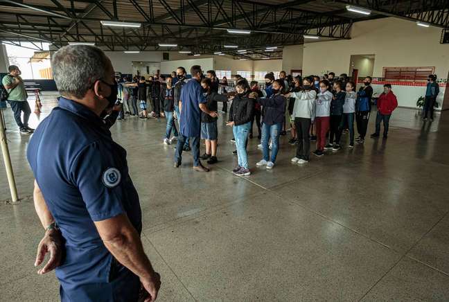 Alunos, funcionários e professores na EMEF Prof. Lafayette Rodrigues Pereira, em Taubaté, no interior de São Paulo. A escola dota o sistema Cívico-Militar, em parceria entre prefeitura e Exército