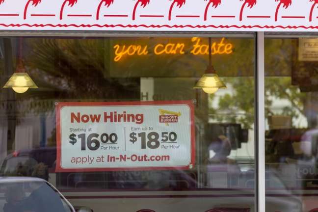 Loja da In-N-Out Burger  anuncia vaga de trabalho em Encinitas, Califórnia, EUA
10/05/2021
 REUTERS/Mike Blake/File Photo