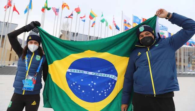 Ao lado de Edson Bindilatti, do bobsled, Jaqueline levou a bandeira do Brasil na Cerimônia de Abertura dos Jogos Olímpicos de Inverno de Beijing 2022