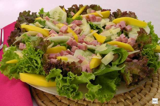 Salada verde diferente – Foto: Guia da Cozinha