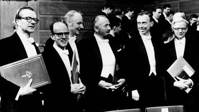 Entre vários ganhadores do Prêmio Nobel em 1962, aparecem nesta foto Wilkins (primeiro à esquerda), Crick (terceiro) e Watson (quinto)