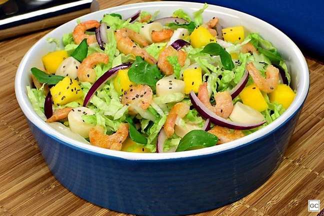 Salada de acelga e camarão – Foto: Guia da Cozinha
