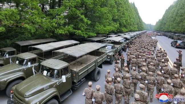 O exército foi mobilizado para distribuir seu estoque de remédios, como mostram as imagens da televisão da Coreia do Norte.