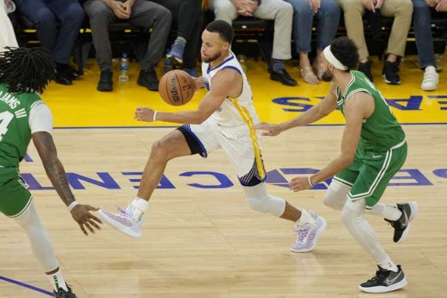 Celtics venceu o jogo 1 na casa dos Warriors (Foto: AFP)