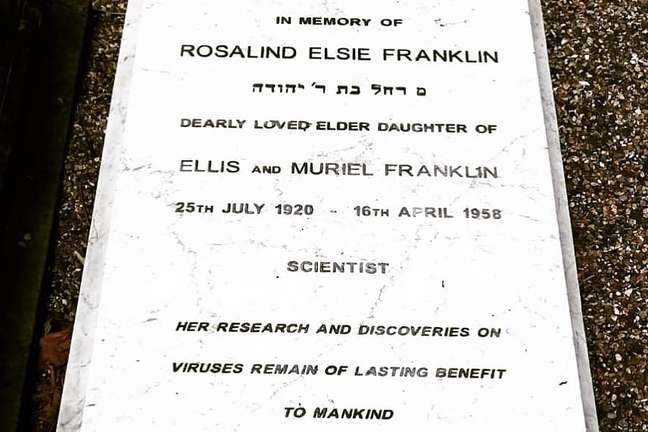 A sepultura de Franklin no cemitério de Willesden, no noroeste de Londres