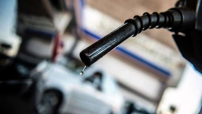 Em março, o Brasil tinha a segunda gasolina mais cara entre países sul-americanos. Especialistas afirmam que uma queda de preços é improvável
