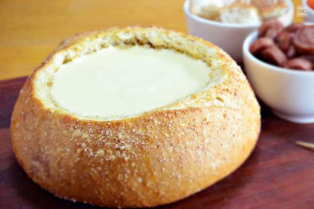 Cheese fondue on Italian bread — Photo: Guia da Cozinha