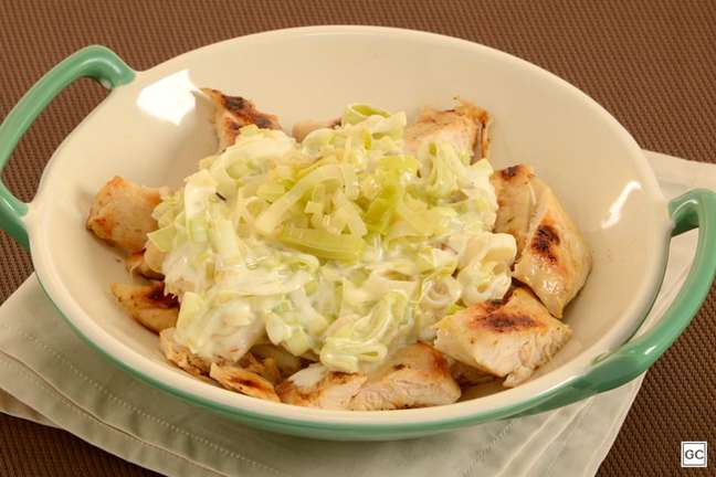 Easy and Quick Dinner Recipes/Chicken with Cheese and Leek – Photo: Guia da Cozinha