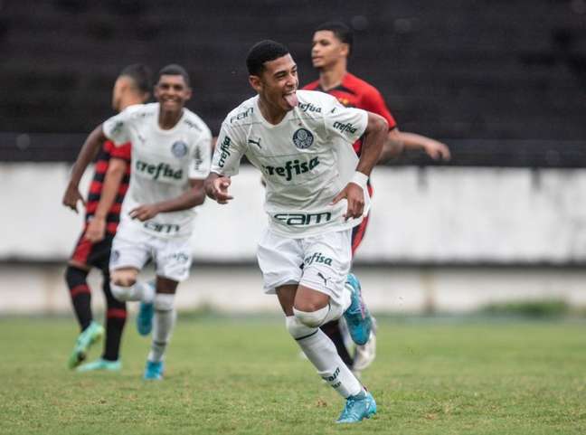 Promessa da base, Riquelme Filipe se destaca em goleada do Verdão sub-17