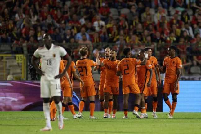 Holanda volta a campo nesta quarta-feira (Foto: Kenzo TRIBOUILLARD / AFP)