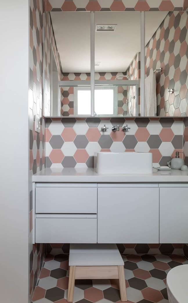 14. O revestimento hexagonal rouba a cena no banheiro. Foto: Evelyn Müller