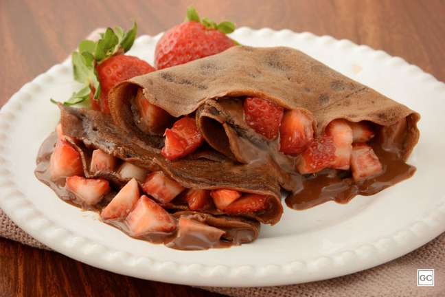 Panqueca de chocolate com morango | Foto: Guia da Cozinha