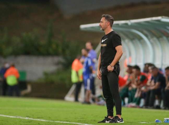 Vítor Pereira explica esquema com 3 zagueiros e justifica ausência de Giuliano, Renato Augusto e Piton