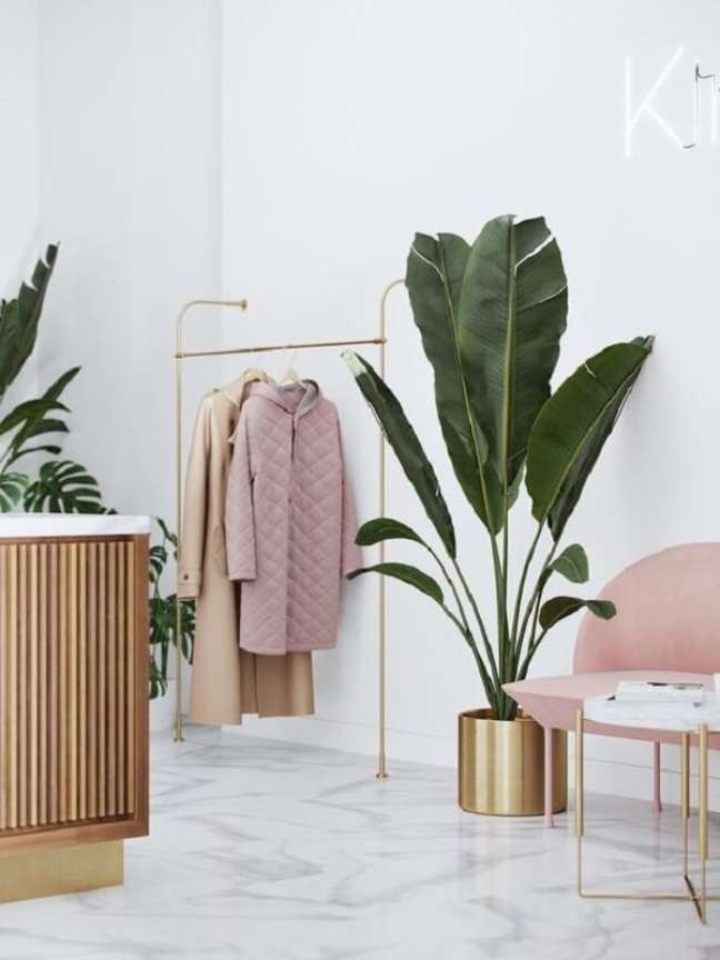 30. Arara de roupas dourada para closet moderno – Foto Blonco Interiores