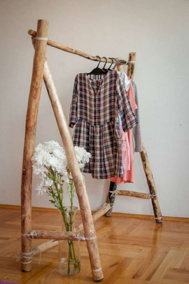 28. Arara de roupas de madeira rústica – Foto Archzine