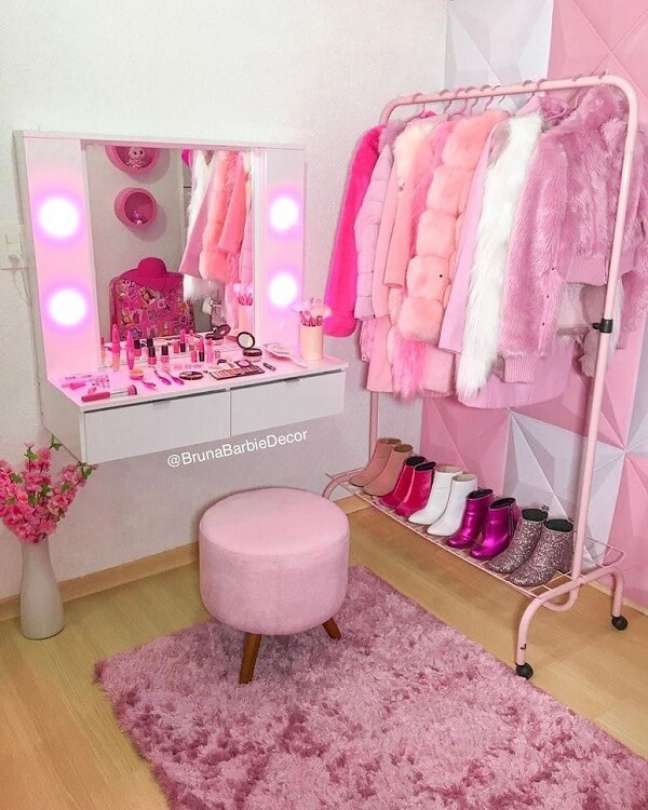 46. Closet rosa com arara de roupas moderno – Foto Bruna Barbie Decor