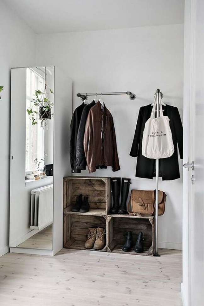 62. Quarto com ideias de closet pequeno e porta de espelho – Foto Decor Facil